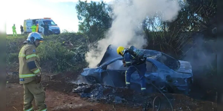 Carro pega fogo após acidente às margens da BR-467 no Paraná