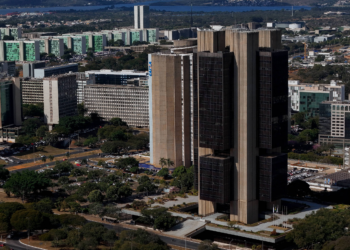 Economistas elevam previsão da inflação deste ano e da taxa de juros de 2027