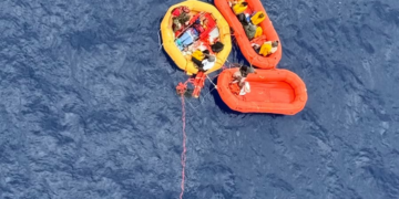 Avião cai na Flórida, e 11 sobreviventes passam 5 horas em alto mar; VÍDEO mostra resgate