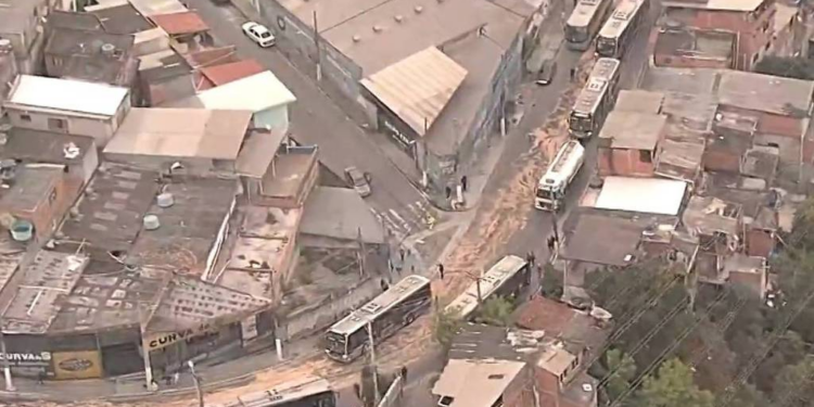 Ônibus derrama óleo e interdita av. Deputado Cantídio Sampaio, na zona norte de SP, por três horas