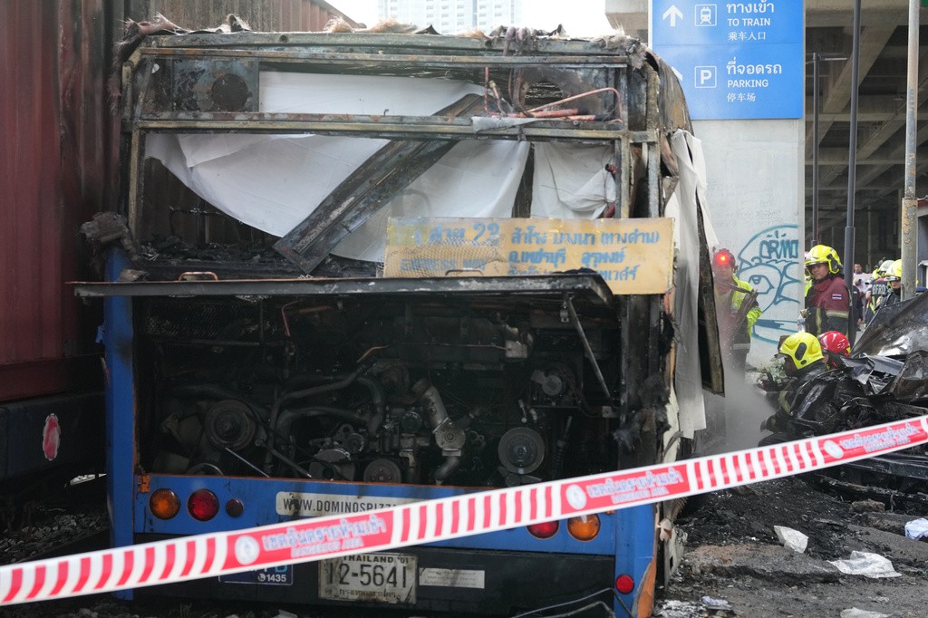 Acidente entre trem e ônibus deixa 8 mortos e 35 feridos em Bangkok, na Tailândia