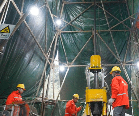 China encontra reserva bilionária de ouro a 3.000 metros de profundidade