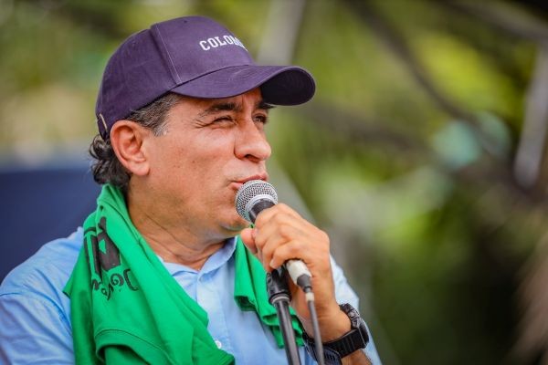 Carro de senador colombiano é alvo de ataque a tiros de fuzil