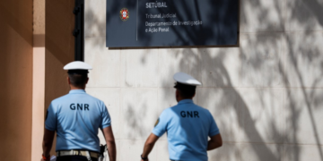 Crianças francesas de 4 e 5 anos são encontradas sozinhas em estrada de Portugal; mãe e padrasto são presos