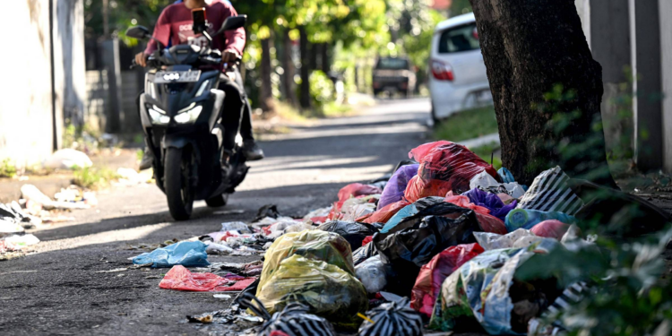 Paradisíaca ilha de Bali se afoga em lixo após fechamento de lixão