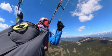 Parapente é atingido por avião em pleno voo e VÍDEO do acidente viraliza nas redes sociais