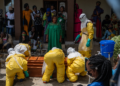 OMS pede cessar-fogo no Congo para conter avanço do ebola em meio à guerra; Uganda fecha fronteira com país
