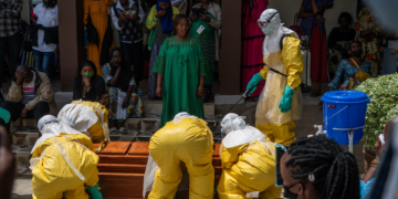 OMS pede cessar-fogo no Congo para conter avanço do ebola em meio à guerra; Uganda fecha fronteira com país