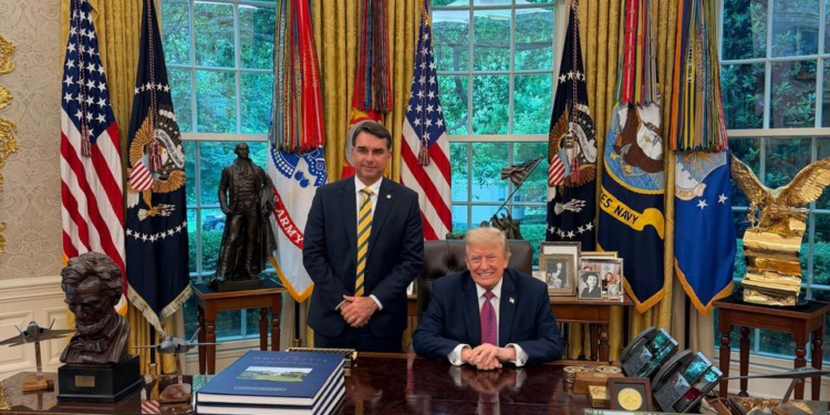 O encontro entre Flávio e Trump e os interesses americanos na eleição brasileira – O Assunto #1729