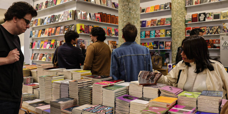 Venda de livros dá um salto em 2025, puxada por ficção jovem e obras de colorir