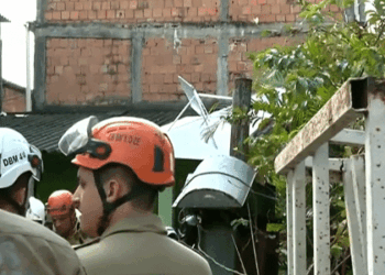 Avião de pequeno porte cai sobre casa no RJ e piloto morre