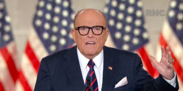 Ex-prefeito de Nova York Rudy Giuliani está internado em 'estado crítico'