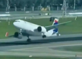 Avião da Latam que partiu de Guarulhos arremete durante pouso em Buenos Aires; veja vídeo