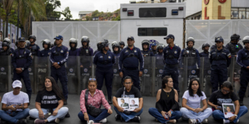 Agentes de inteligência da Venezuela tentam prender repórteres em Caracas
