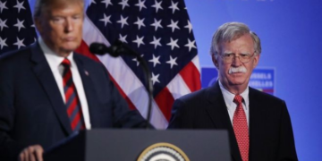Ex-assessor de Trump deve fazer acordo e se declarar culpado em caso de documentos, diz imprensa americana