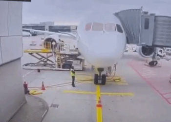 VÍDEO: trem de pouso de avião quebra e deixa vários funcionários feridos no aeroporto de Frankfurt