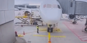 VÍDEO: trem de pouso de avião quebra e deixa vários funcionários feridos no aeroporto de Frankfurt