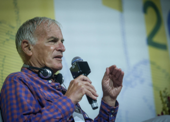 Na Feira do Livro, Norman Finkelstein tem mesa lotada e com segurança reforçada