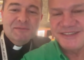 Wellington Fagundes posta fotos com padre para negar Gilmarpalooza, mas crachá entrega