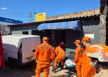 Sem conseguir andar, homem com 200 quilos é resgatado por bombeiros e encaminhado à UPA em Cuiabá