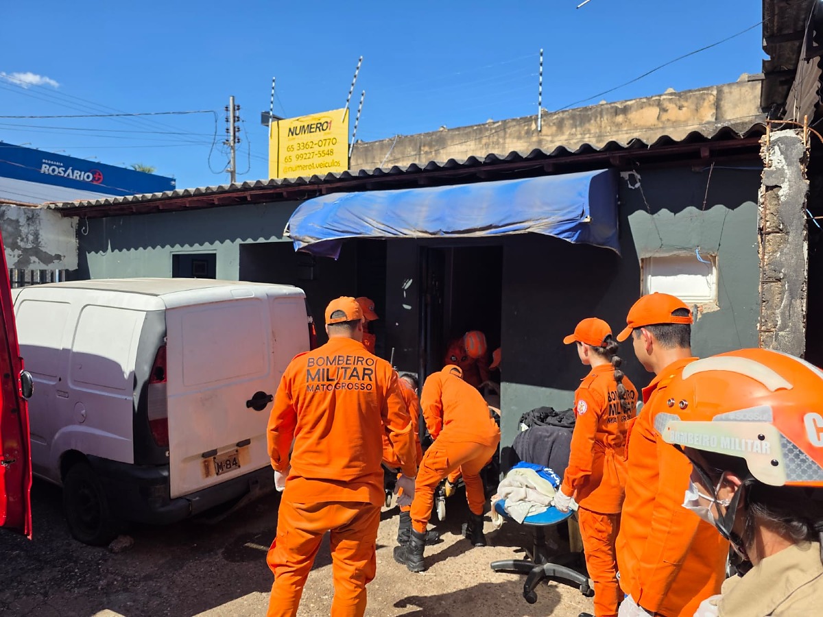 Sem conseguir andar, homem com 200 quilos é resgatado por bombeiros e encaminhado à UPA em Cuiabá