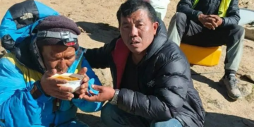 Comendo chocolate e mastigando gelo: o guia dado como morto no Everest contou à BBC como sobreviveu