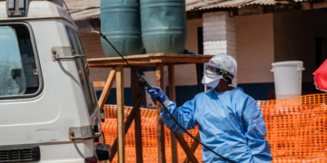 No epicentro do ebola, profissionais de saúde trabalham com pouca remuneração e quase sem descanso