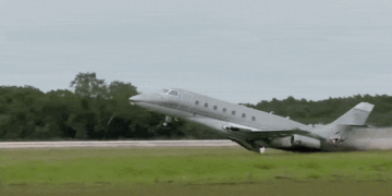 Avião particular explode após cair em aeroporto na República Dominicana; ao menos duas pessoas morreram