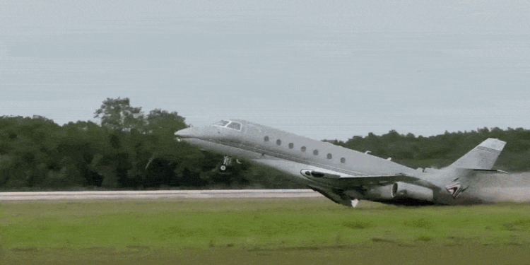 Avião particular explode após cair em aeroporto na República Dominicana; ao menos duas pessoas morreram