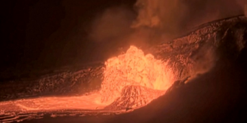 VÍDEO: vulcão no Havaí expele 'rio' de lava, e autoridades fazem alerta