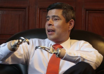 Quem é Luis Galarreta, vice de Keiko Fujimori, que perdeu as mãos quando bebê e entrou na política com Vargas Llosa