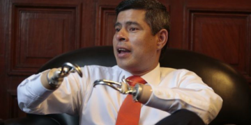 Quem é Luis Galarreta, vice de Keiko Fujimori, que perdeu as mãos quando bebê e entrou na política com Vargas Llosa