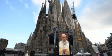 FOTOS: Papa reza missa na Sagrada Família para abençoar a torre que tornou a igreja a mais alta do mundo
