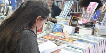 Influencer de livros é cancelada e perde trabalhos por não divulgar literatura LGBT