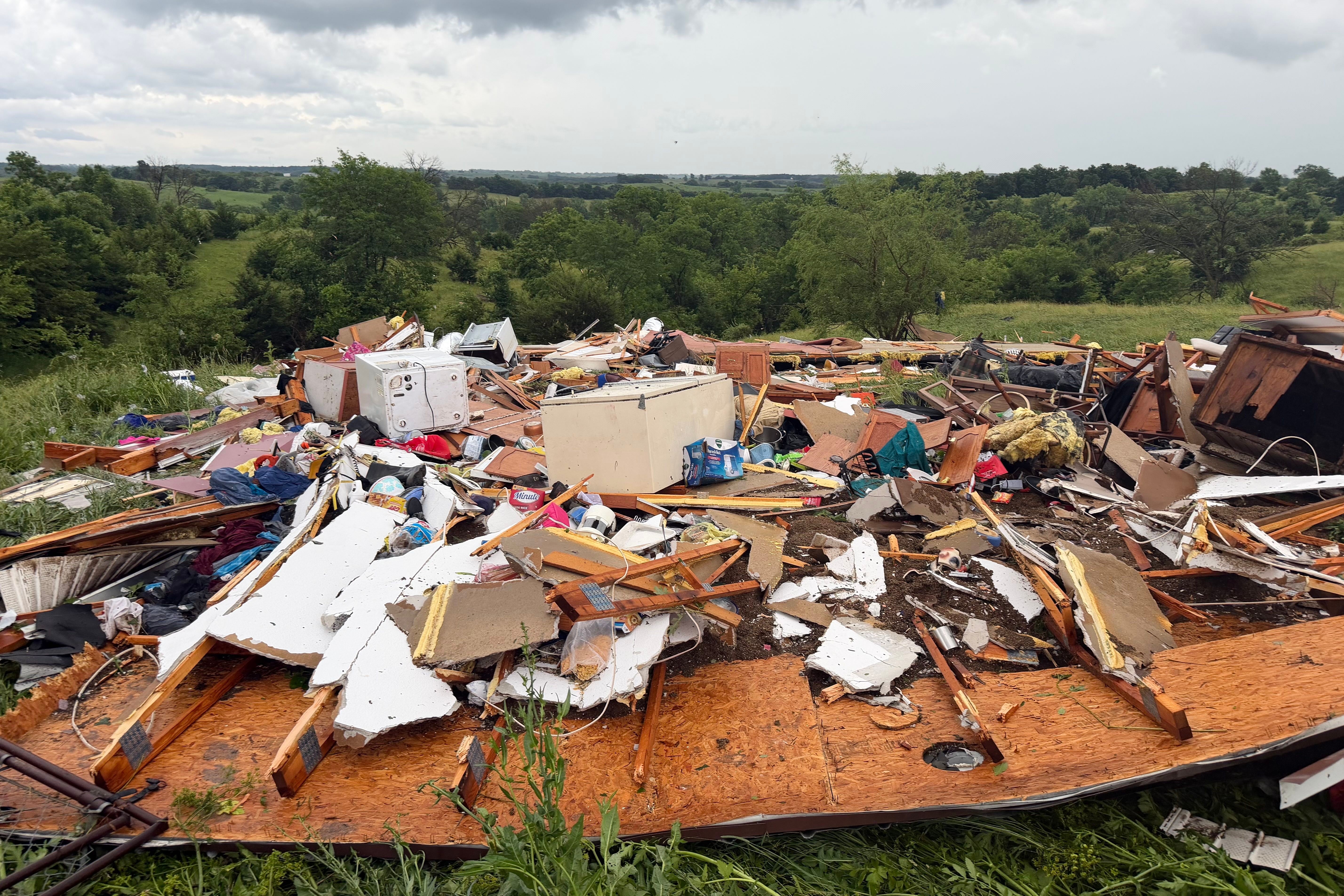 Tornados destroem casas e postes nos arredores de Chicago, nos  EUA