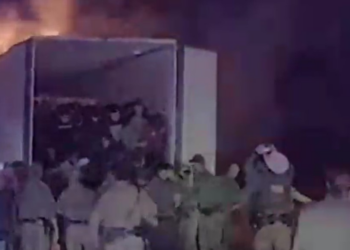 VÍDEO: Polícia dos EUA resgata 39 imigrantes de caminhão em chamas no Texas e prende grupo em seguida