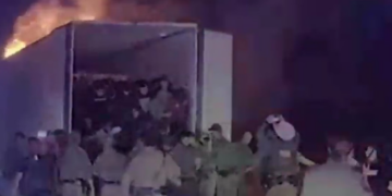 VÍDEO: Polícia dos EUA resgata 39 imigrantes de caminhão em chamas no Texas e prende grupo em seguida