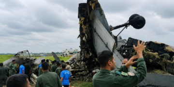 Queda de avião militar deixa cinco mortos na Índia; foto mostra destroços