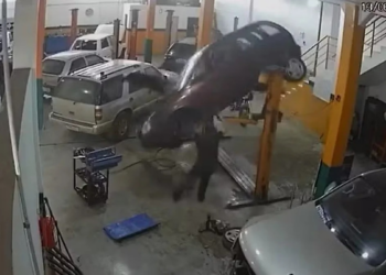 Carro cai de elevador em oficina e quase atinge mecânico em Santa Catarina
