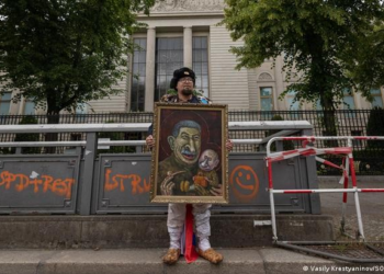 Artista russo crítico a Putin é assassinado a tiros na Polônia