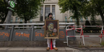 Artista russo crítico a Putin é assassinado a tiros na Polônia
