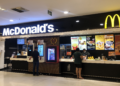 Segurança do McDonald's encurrala e pega no seio de atendente dentro da loja em Cuiabá