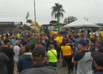 Câmara aprova anistia a multas por bloqueios de estradas após derrota de Bolsonaro e cria piso de R$ 5 mil para caminhoneiro