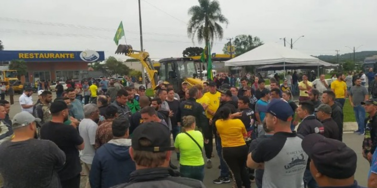 Câmara aprova anistia a multas por bloqueios de estradas após derrota de Bolsonaro e cria piso de R$ 5 mil para caminhoneiro
