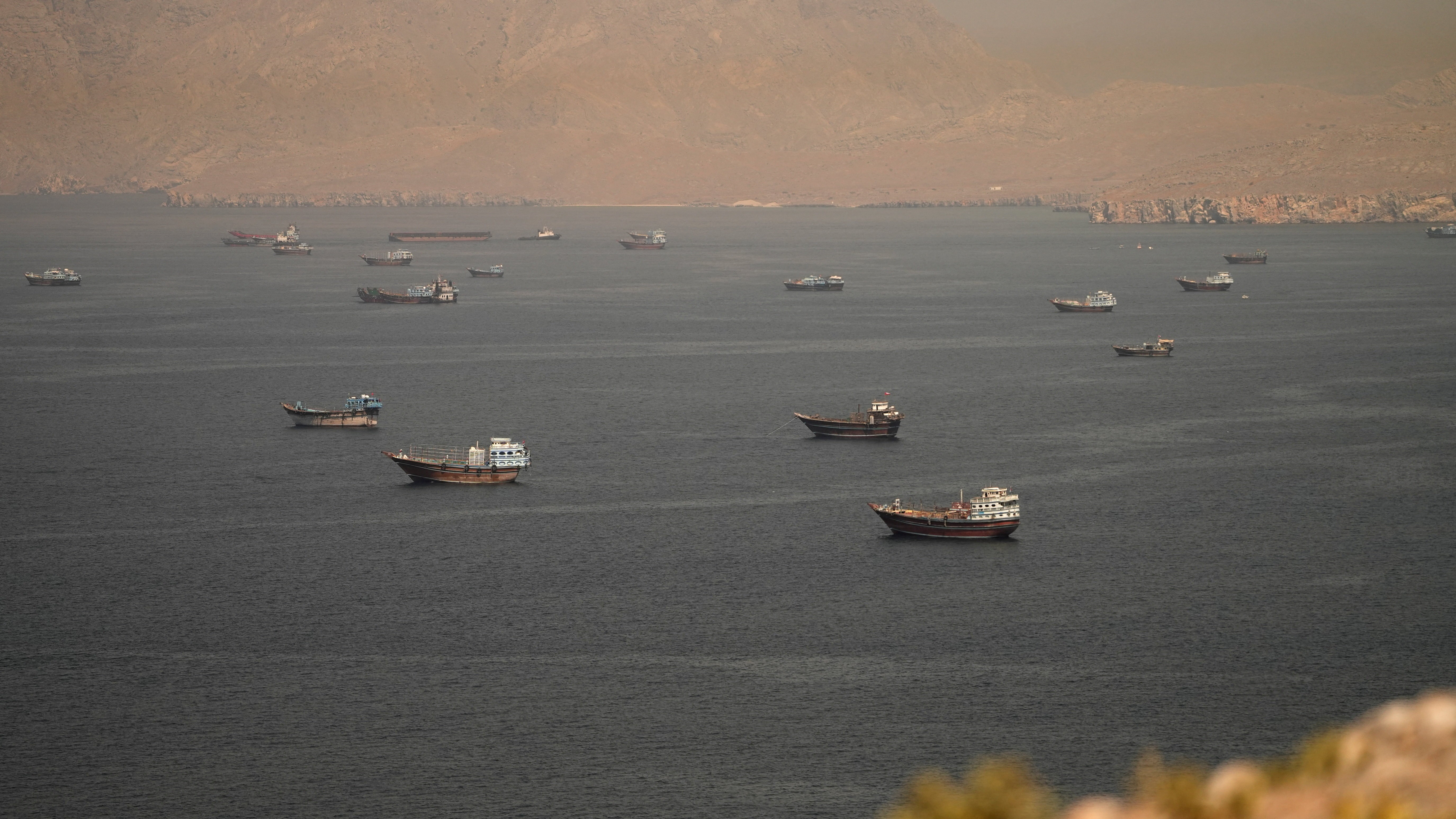 EUA suspendem bloqueio naval aos portos do Irã; superpetroleiros cruzam Estreito de Ormuz