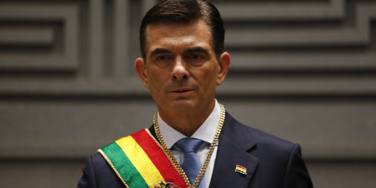 Presidente da Bolívia decreta estado de emergência após 50 dias de protestos
