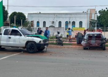 Onix salva pedestres de atropelamento e fica destruído após ser atingido por caminhonete em alta velocidade em Cuiabá