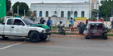 Onix salva pedestres de atropelamento e fica destruído após ser atingido por caminhonete em alta velocidade em Cuiabá