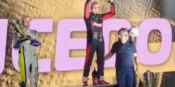 Mauro Mendes entrega troféu a Nelsinho Piquet por vitória na Stock Car em Cuiabá; vídeo