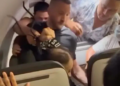 VÍDEO: Passageiros amarram homem que tentou abrir porta de avião durante voo para os EUA